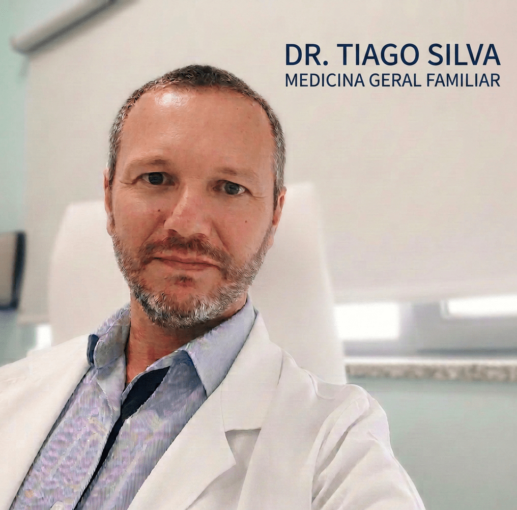 Retrato de um médico em um consultório, usando jaleco branco e sorrindo. O texto na imagem diz 'Dr. Tiago Silva Medicina Geral Familiar'.